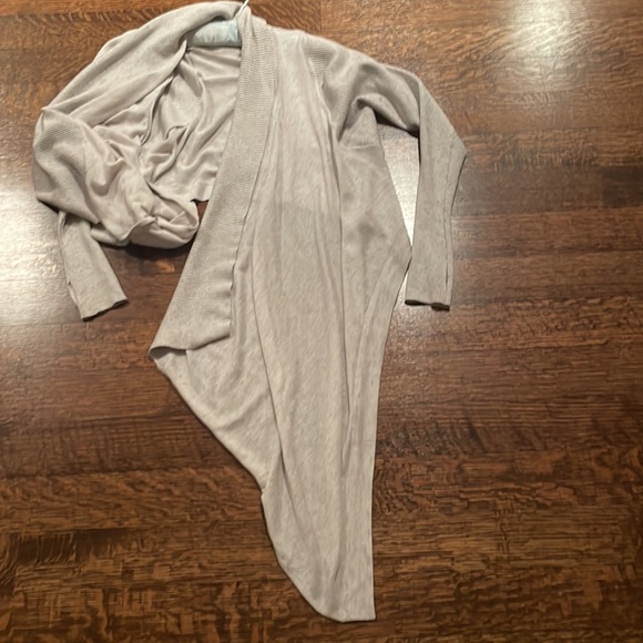 Lululemon women’s size 4 light grey cardigan shawl - Picture 4 of 8